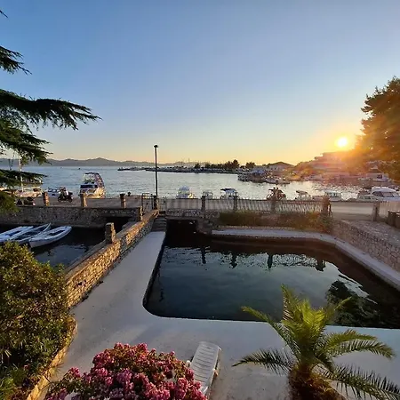 Sunset Cove Apartment